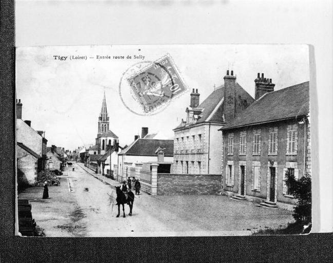 Entrée du bourg par la route de Sully.