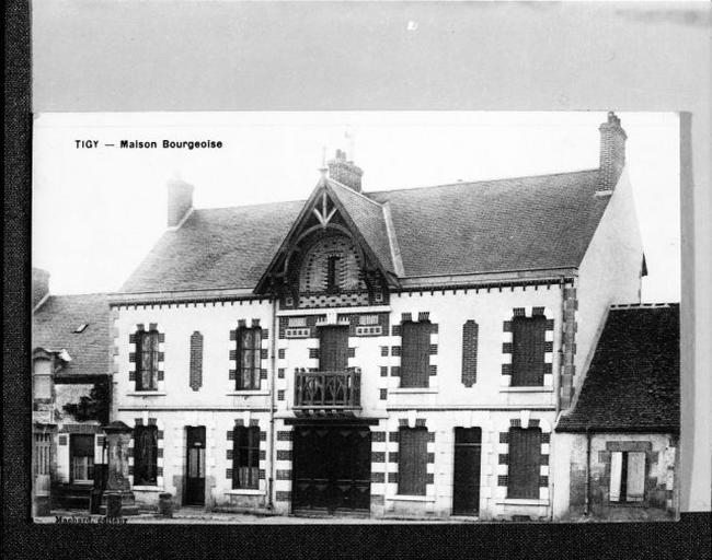 Vue d'ensemble d'une maison bourgeoise sur la place de l'Eglise.