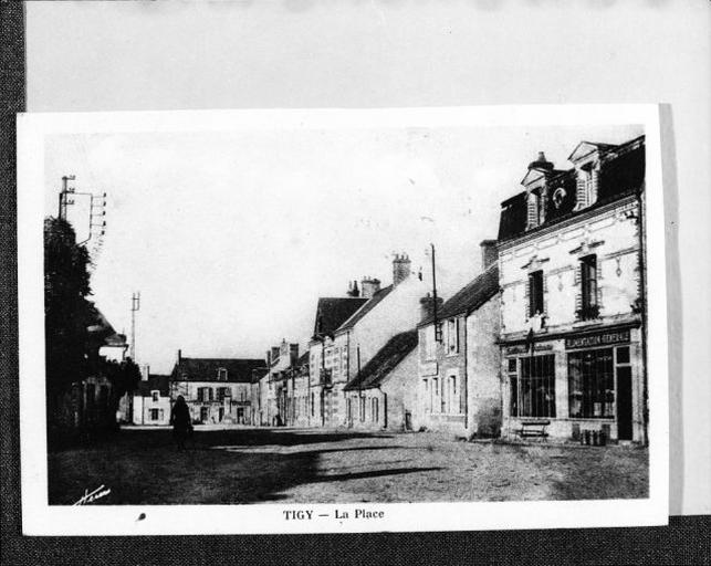 Vue de la place de l'Eglise, prise de l'est.