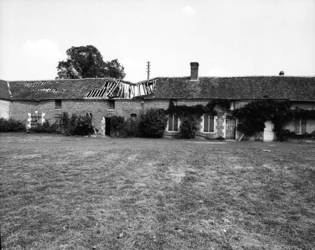 Façade sur cour du corps de bâtiment principal.