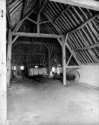 Vue d'ensemble de l'intérieur prise de l'entrée.