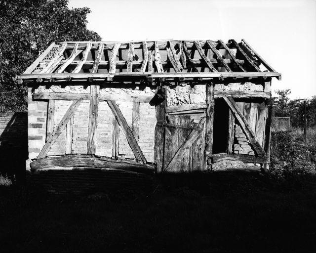 Bâtiment sur cour formant dépendance.