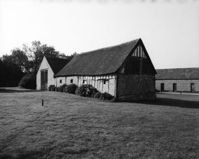 Façade postérieure d'un corps de bâtiment perpendiculaire à la grange.