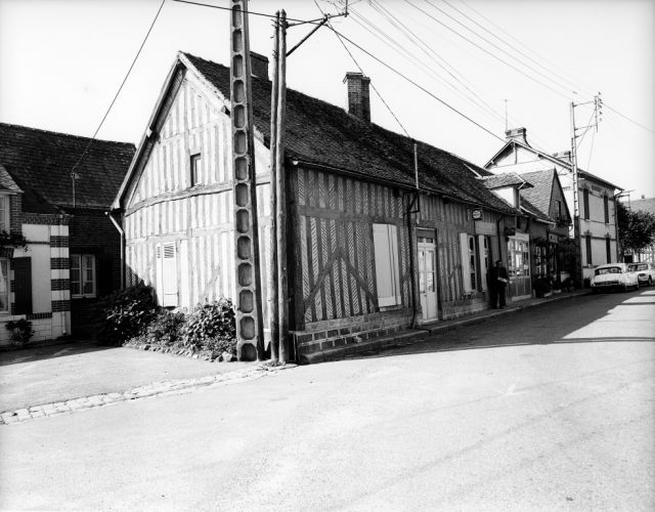 Façade sur rue, vue prise du porche de l'église.
