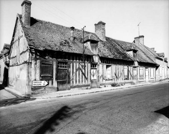Façade sur rue (il s'agit d'une série de quatre unités d'habitation élémentaire).