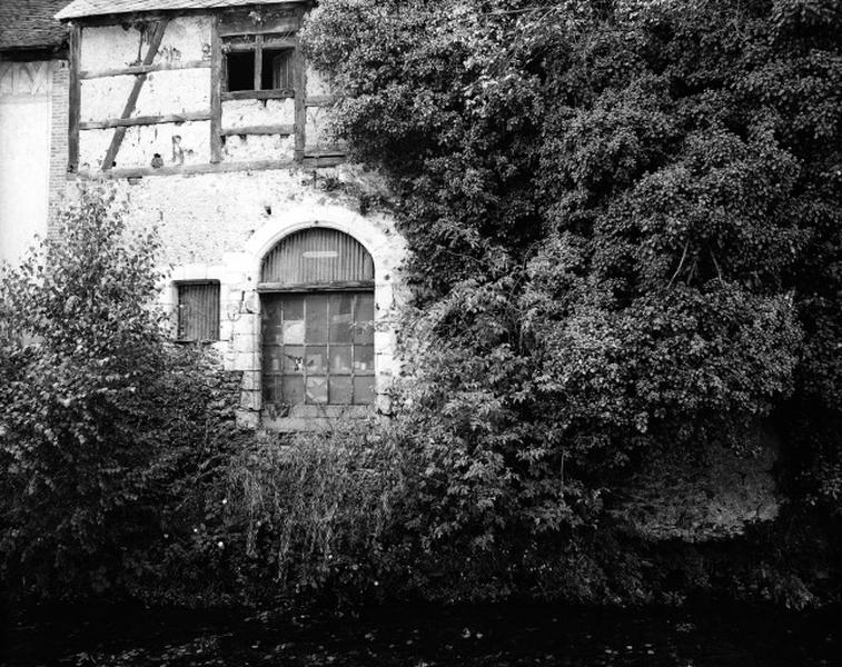 Façade sur la Nère de l'ancien corps de garde, porte à arc surbaissé.