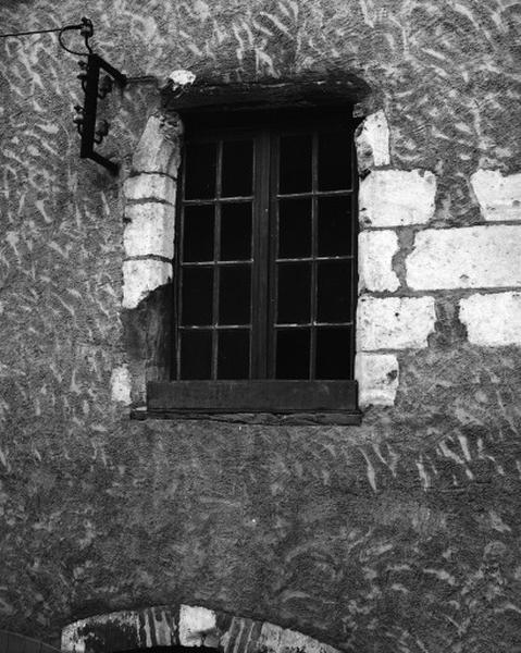 Façade sur la rue du Moulin d'en Haut, premier niveau, l'arc de la fenêtre primitivement géminée est remplacé par un linteau en bois.