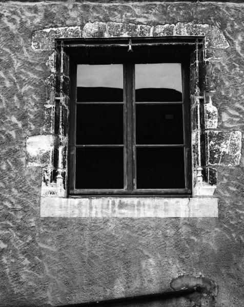 Façade sur la rue du Moulin d'en Haut, premier niveau, fenêtre à meneau et croisillon.