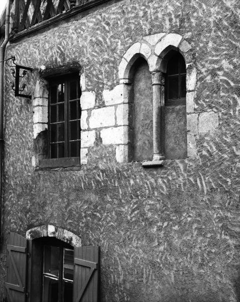 Façade sur la rue du Moulin d'en Haut, premier niveau, fenêtre géminée.