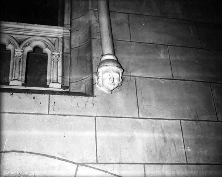 Quatrième baie du triforium nord de la nef, cul de lampe figuré.