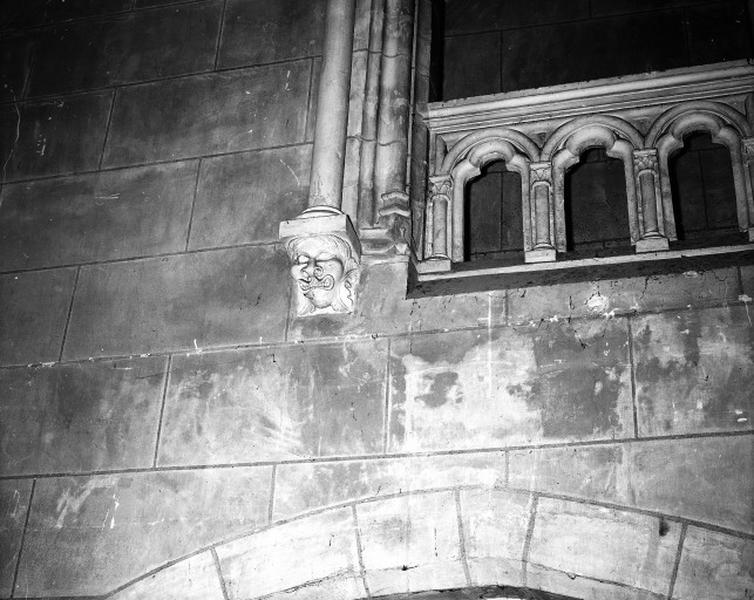 Première baie du triforium sud de la nef, cul de lampe figuré.