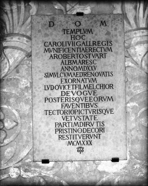 Chapelle, inscription sur plaque de marbre relative à la restauration des fresques en 1930.