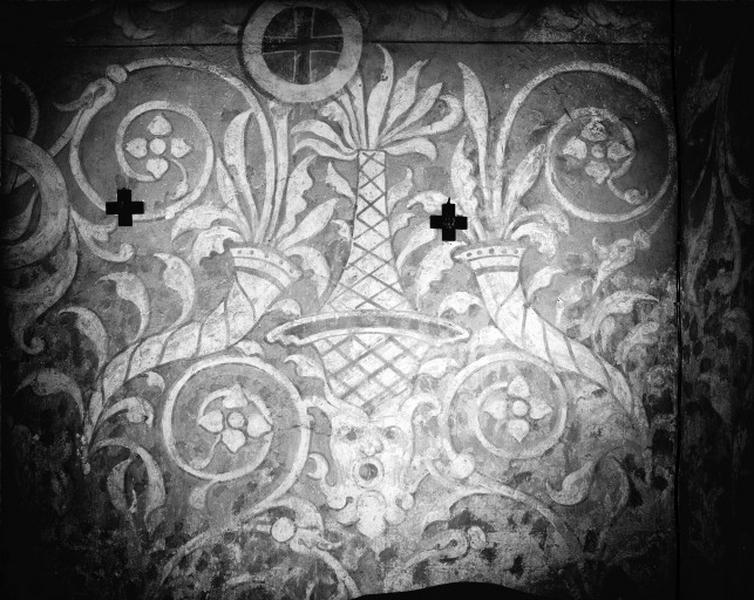 Chapelle mur sud, registre décoratif, cornes d'abondance et grotesque.