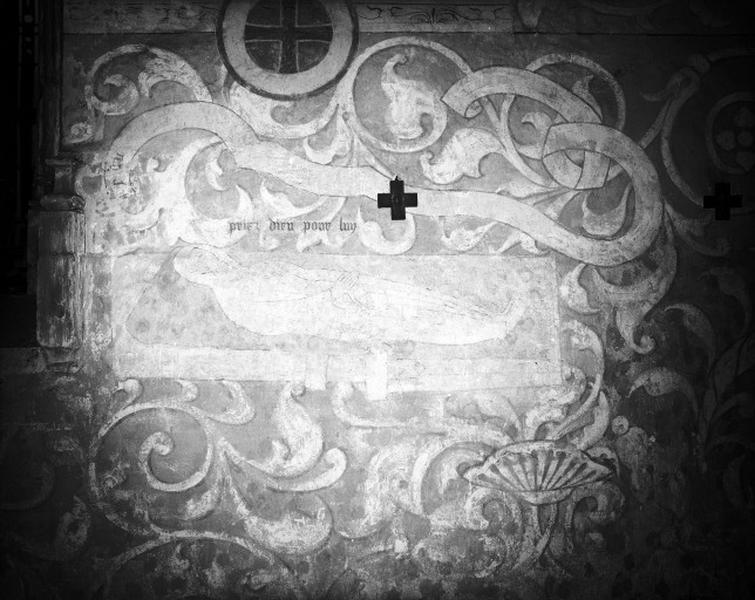 Chapelle, mur sud, gisant peint.