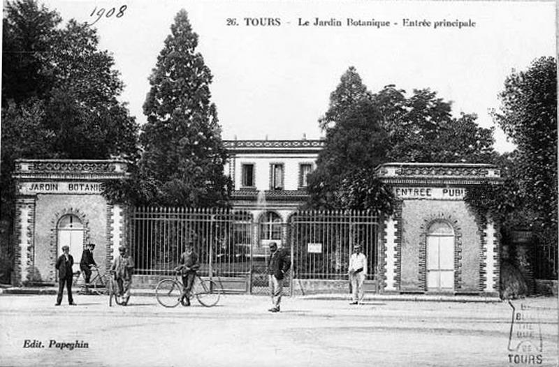 L'entrée du jardin sur le boulevard Tonnelé.