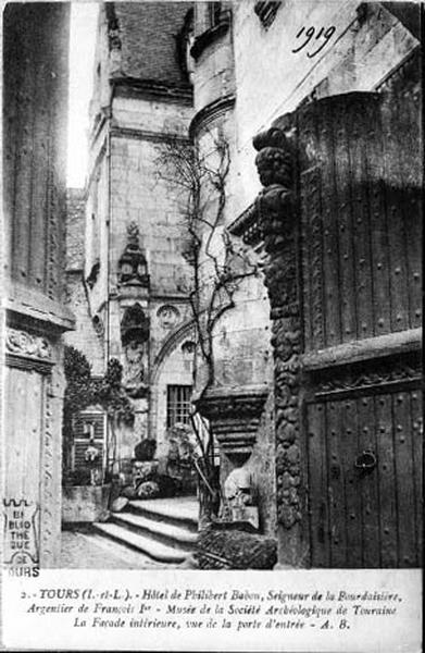 Façade intérieure vue du porche d'entrée.