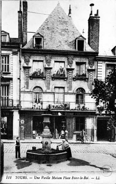 Vue d'ensemble de la façade antérieure sur la rue et fontaine.