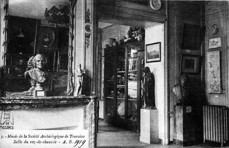 Musée de la société archéologique de Touraine, rez-de-chaussée : état au début du 20e siècle.
