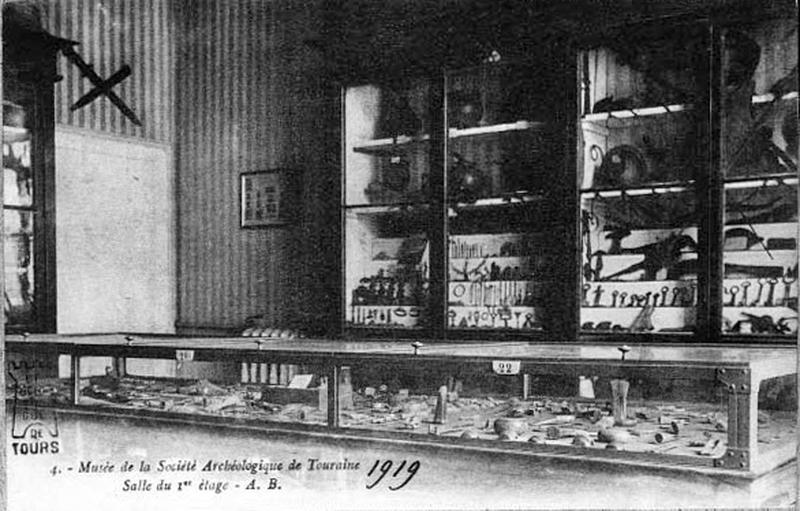 Musée de la société archéologique de Touraine, premier étage : état au début du 20e siècle.