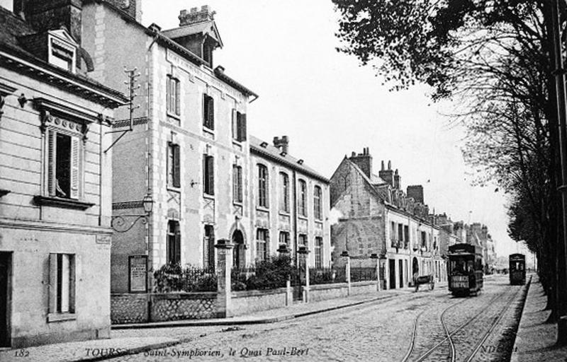 Ecole communale des garçons au premier plan.