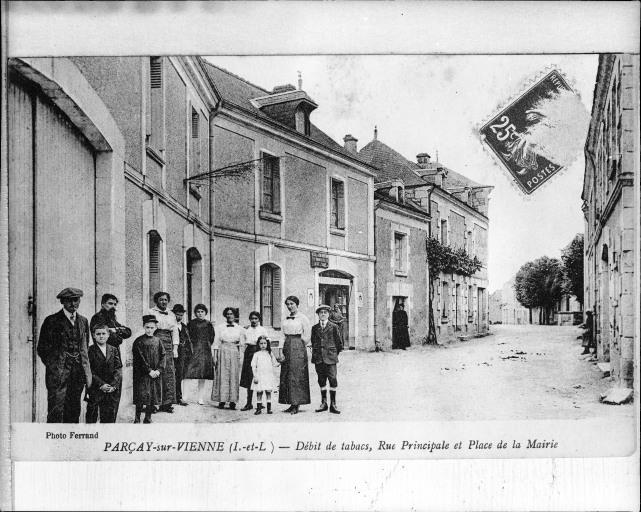 Rue principale et place de la mairie. Débit de tabac.