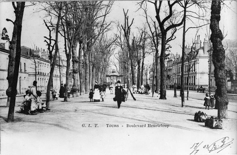 Vue générale du boulevard Heurteloup avec son kiosque au fond.