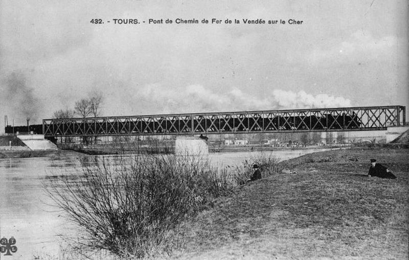 Pont de chemin de fer de la Vendée sur le Cher, vue d'ensemble, prise du sud-ouest.