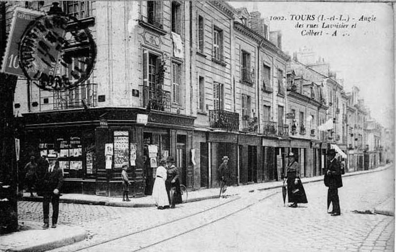 Vue générale : rive ouest de la rue Lavoisier et angle avec la rue Colbert : façades mises à l'alignement à partir des années 1780 jusqu'en 1840 et plaquées devant des maisons beaucoup plus anciennes.