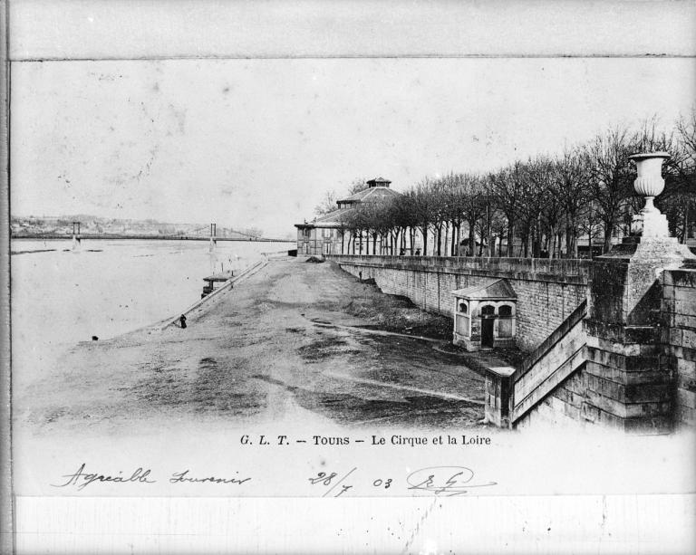 La Loire à Tours, rive droite entre le pont suspendu de Saint-Symphorien et le pont de pierre. Carte postale du début du XXe siècle. (archives départementales d'Indre-et-Loire, 10 Fi 261 1370).