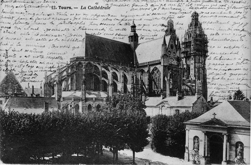 Carte postale début du XXe siècle : la cathédrale prise du nord-est, devant, la cour du grand séminaire, au premier plan à droite la chapelle du grand séminaire dont la façade est ornée des statues de saint Pierre et de saint Paul.