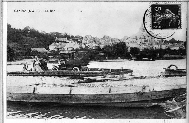Le port de Tours en 1955, vue prise vers l'amont. Photographie aérienne. (N° 19 245).