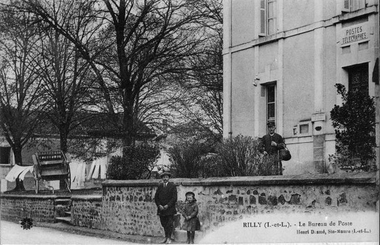 Le bureau de poste.