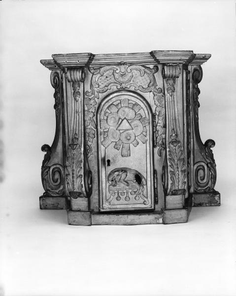 Tabernacle en bois doré, vu de face. H (totale) = 43 cm ; Haut = 47 x 23 (maxi) ; bas : devant = 31 cm, côté 17 + 3, 5 cm.