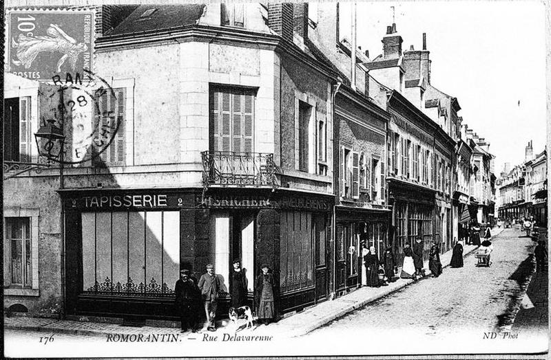 Vue d'ensemble de la rue à l'angle de la place de la Paix.
