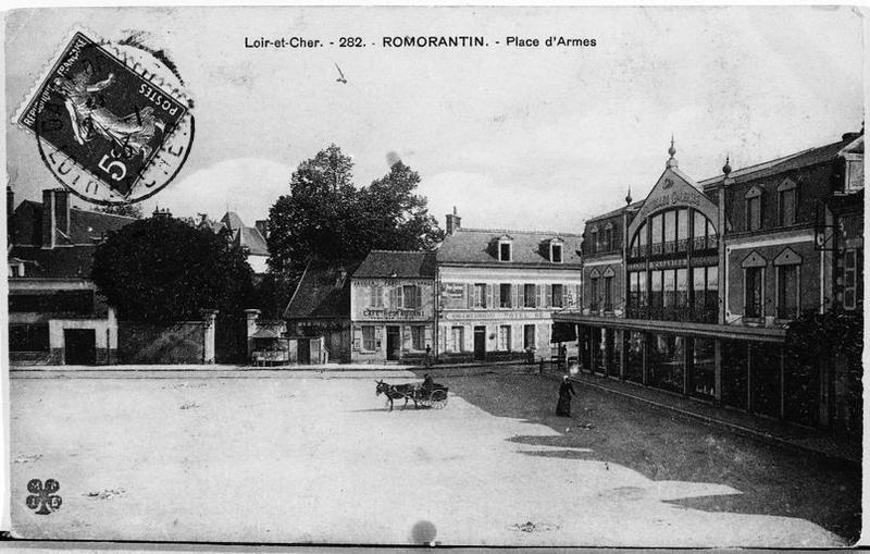 Vue d'ensemble de l'ancienne place d'Armes.