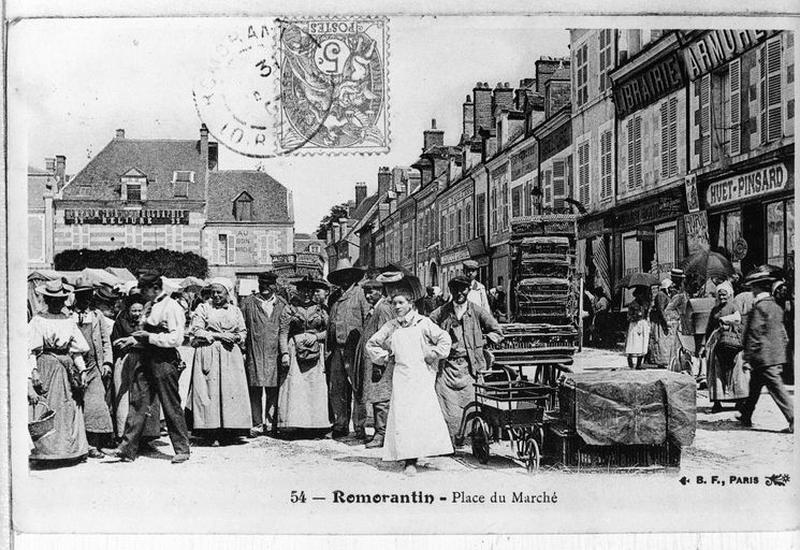 Vue d'ensemble de la place un jour de marché.
