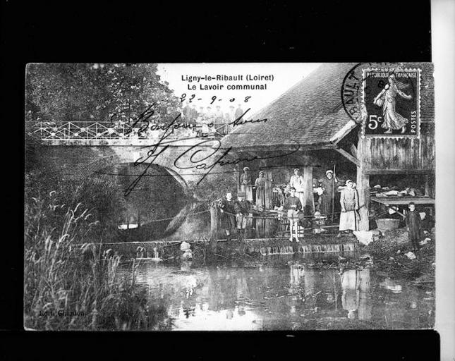 Vue d'ensemble du lavoir communal et du pont.