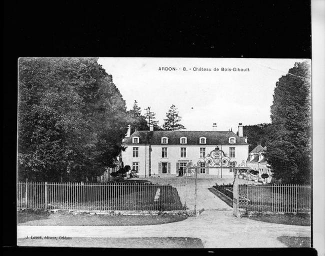 Grille d'entrée et façade sur cour.