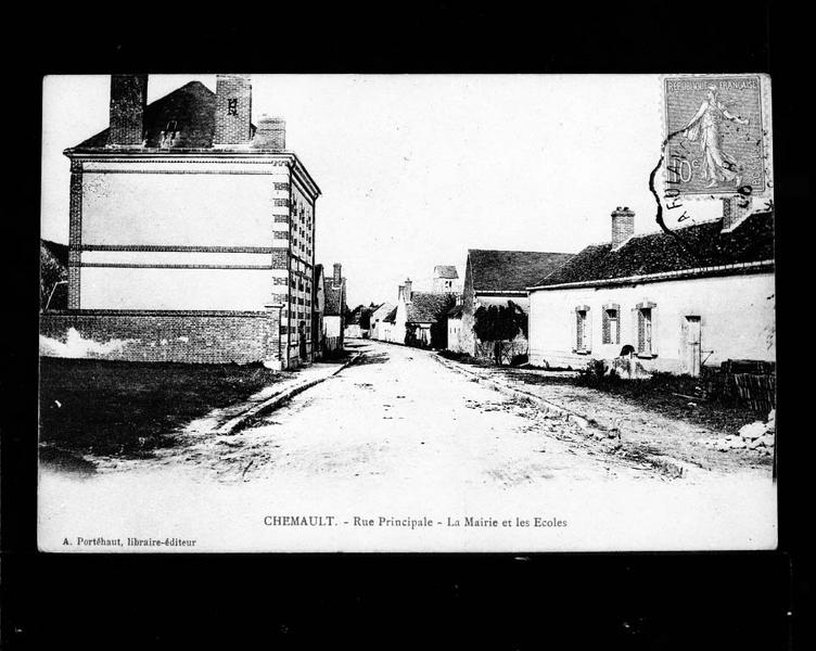 Rue principale. La mairie et les écoles.