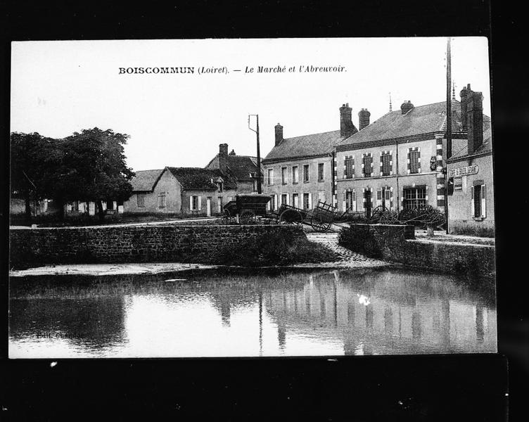 Le marché et l'abreuvoir.