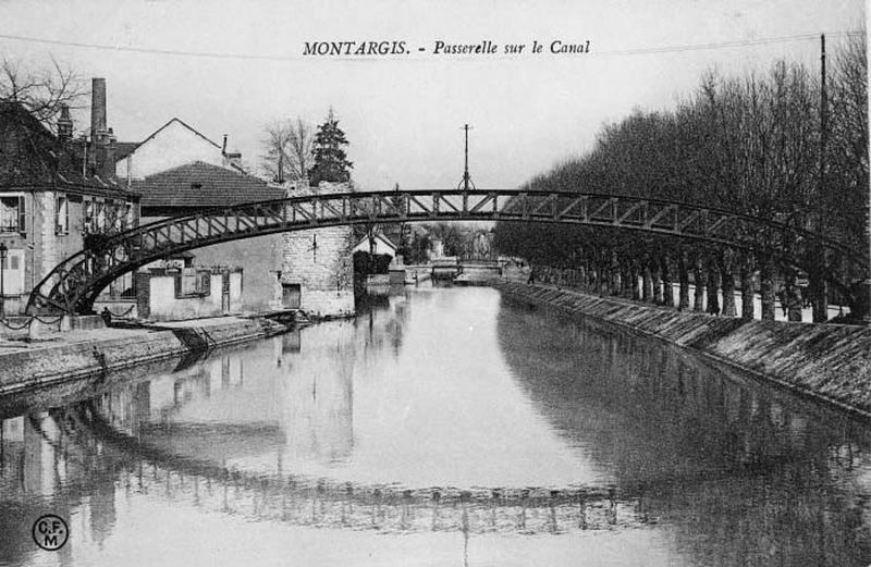 Passerelle sur le canal.