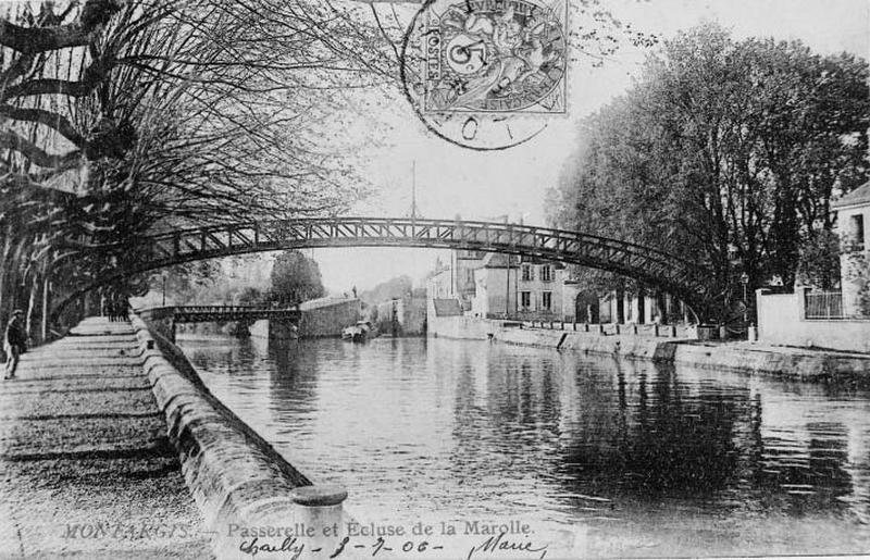 Passerelle sur le canal.