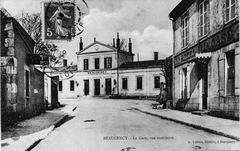 La gare vue de la rue de la Gare.