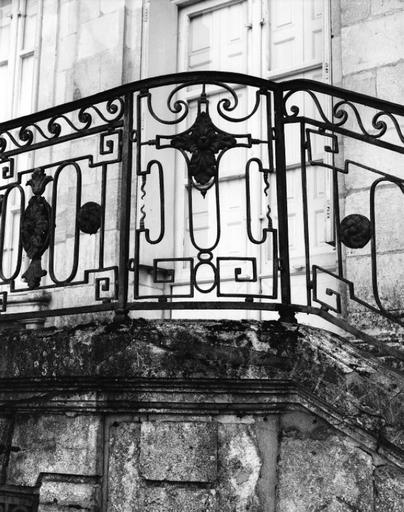 Façade nord : détail de la rampe d'escalier en fer forgé.