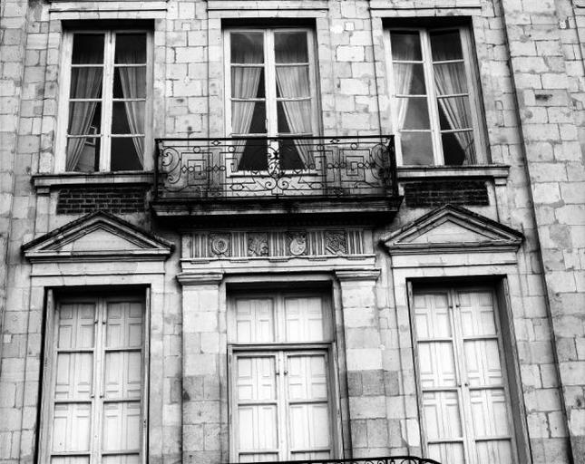 Façade nord : garde-corps du balcon, avec monogramme D, L, S ; linteau décoré de triglyphes et métopes figurant : la musique, la peinture, la comédie.