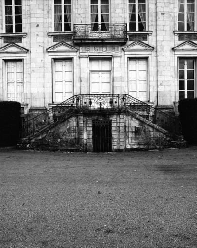 Façade nord : garde-corps de balcon et rampe d'escalier en fer forgé.