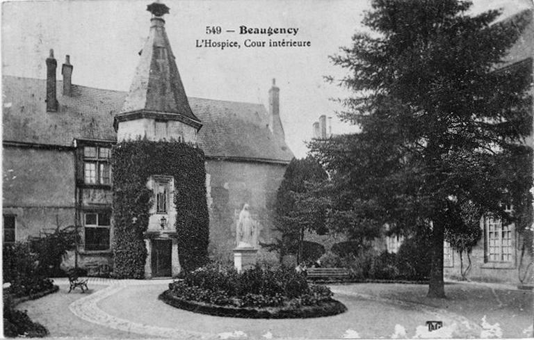 Façade antérieure du bâtiment Renaissance avec à gauche au pied de l'escalier deux médaillons sculptés provenant des lucarnes d'origine.