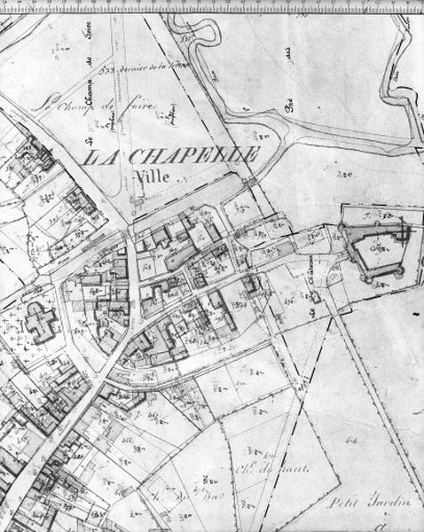 Plan massé révisé en 1938, superposé sur cadastre napoléonien, 1831 ; château et enceinte.