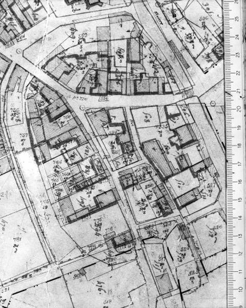 Plan massé révisé en 1938, superposé sur cadastre napoléonien, 1831 ; enceinte.