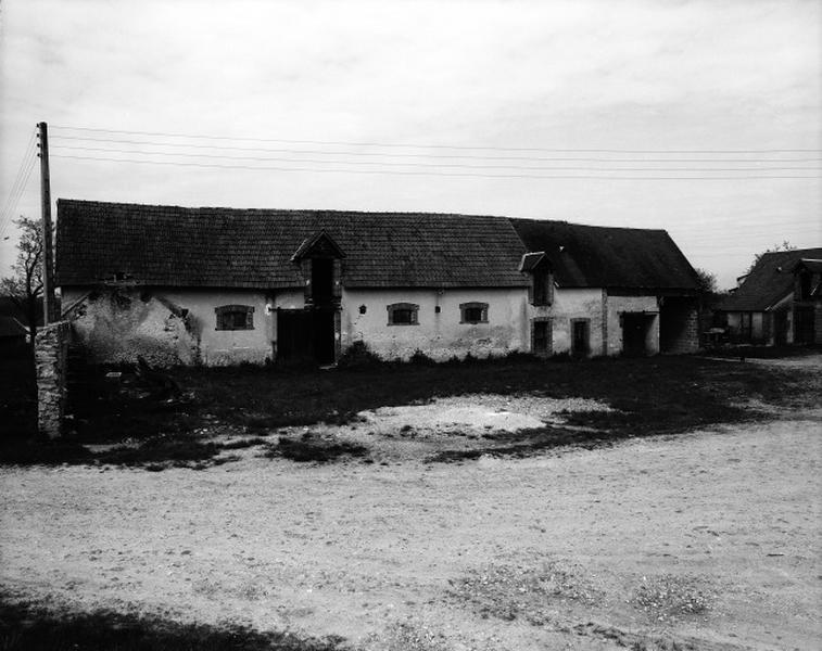 Façade antérieure sur cour de l'écurie.
